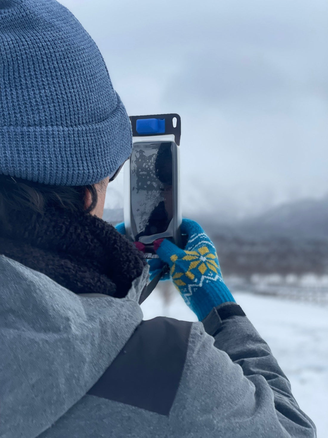 冬の雪山登山・ハイキングに|雪や冷気からスマホを守る - Sweetleaff