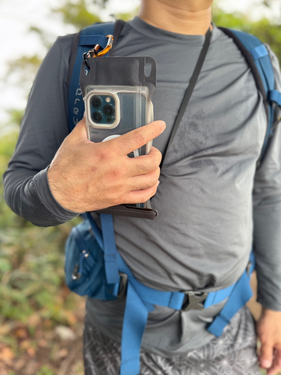 紅葉の山でスマホを守る|秋の登山・トレイルランに最適なエアポンプ搭載防水ケース - Sweetleaff