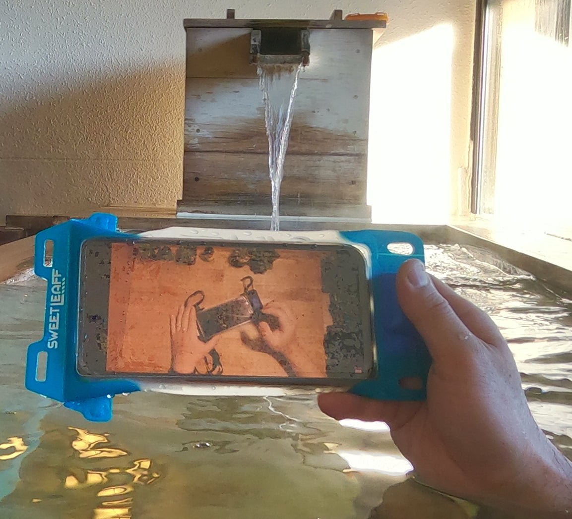 Sweetleaff エアポンプ搭載スマホ防水ケース - Sweetleaff