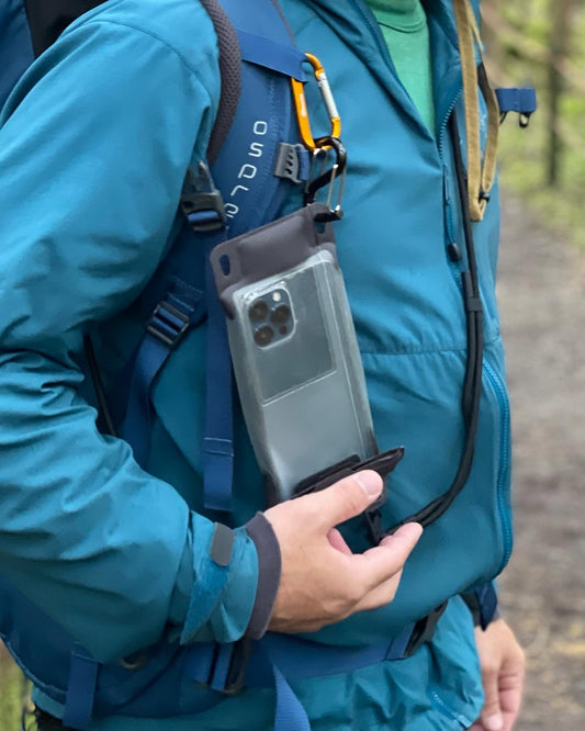 朝露に濡れたトレイルでも快適に｜湿気からスマホを守るエアポンプ搭載防水ケース