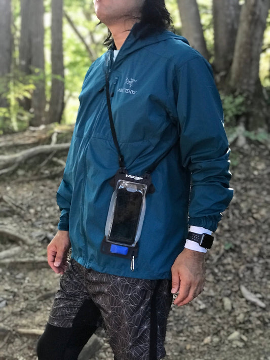 ひとりで登る山に、確かな安心を｜ソロ登山を支えるエアポンプ搭載防水ケース - Sweetleaff