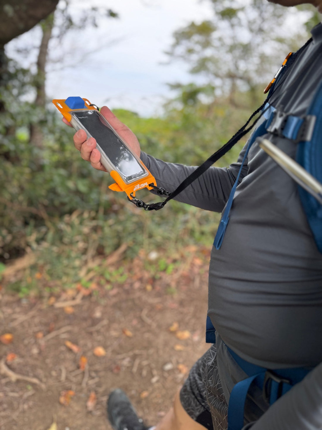 雨の中でも、いつも通り使える｜登山で頼れるエアポンプ搭載防水ケース - Sweetleaff