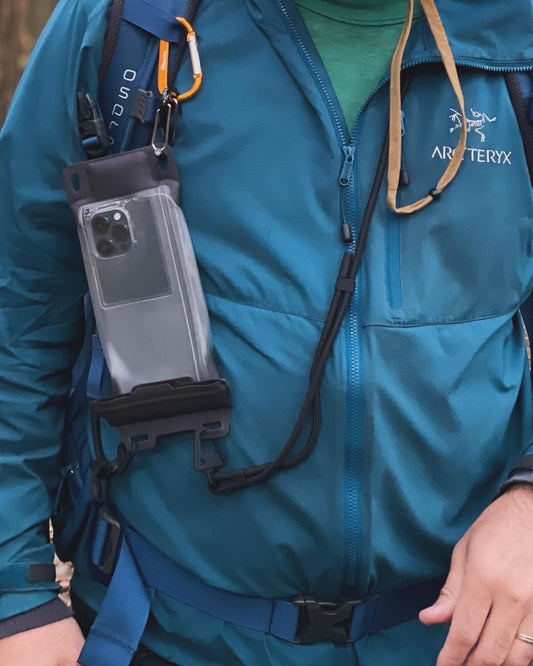 滝のしぶきも気にならない｜沢沿いトレイルで活躍するエアポンプ搭載防水ケース - Sweetleaff