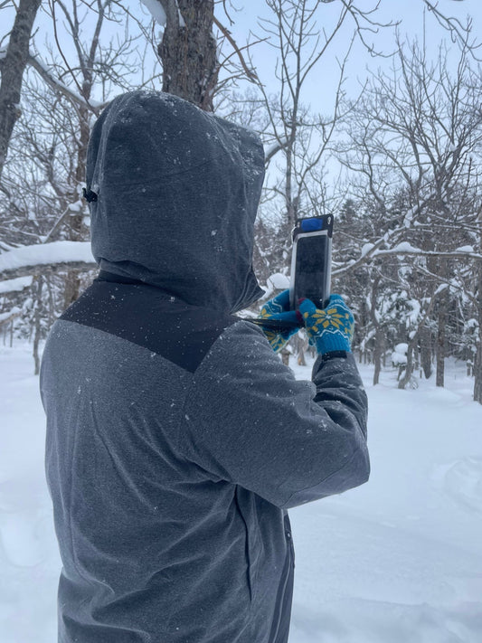 雪山アクティビティでもスマートフォンをしっかりガード｜低温や雪から守る - Sweetleaff