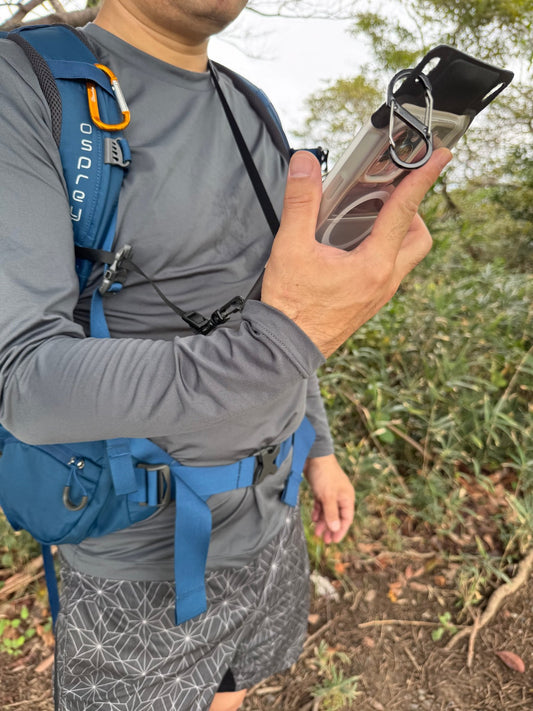 雨の山でも、スマホをあきらめない｜エアポンプ搭載防水ケースで広がるアウトドアの自由 - Sweetleaff