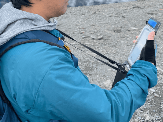 山頂ランチの湯気にも強い｜登山の休憩時間で活躍するエアポンプ搭載防水ケース - Sweetleaff