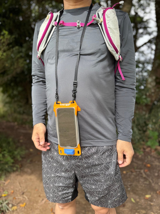 雨上がりのトレイルをもっと自由に｜水滴を気にせず使えるエアポンプ搭載防水ケース - Sweetleaff