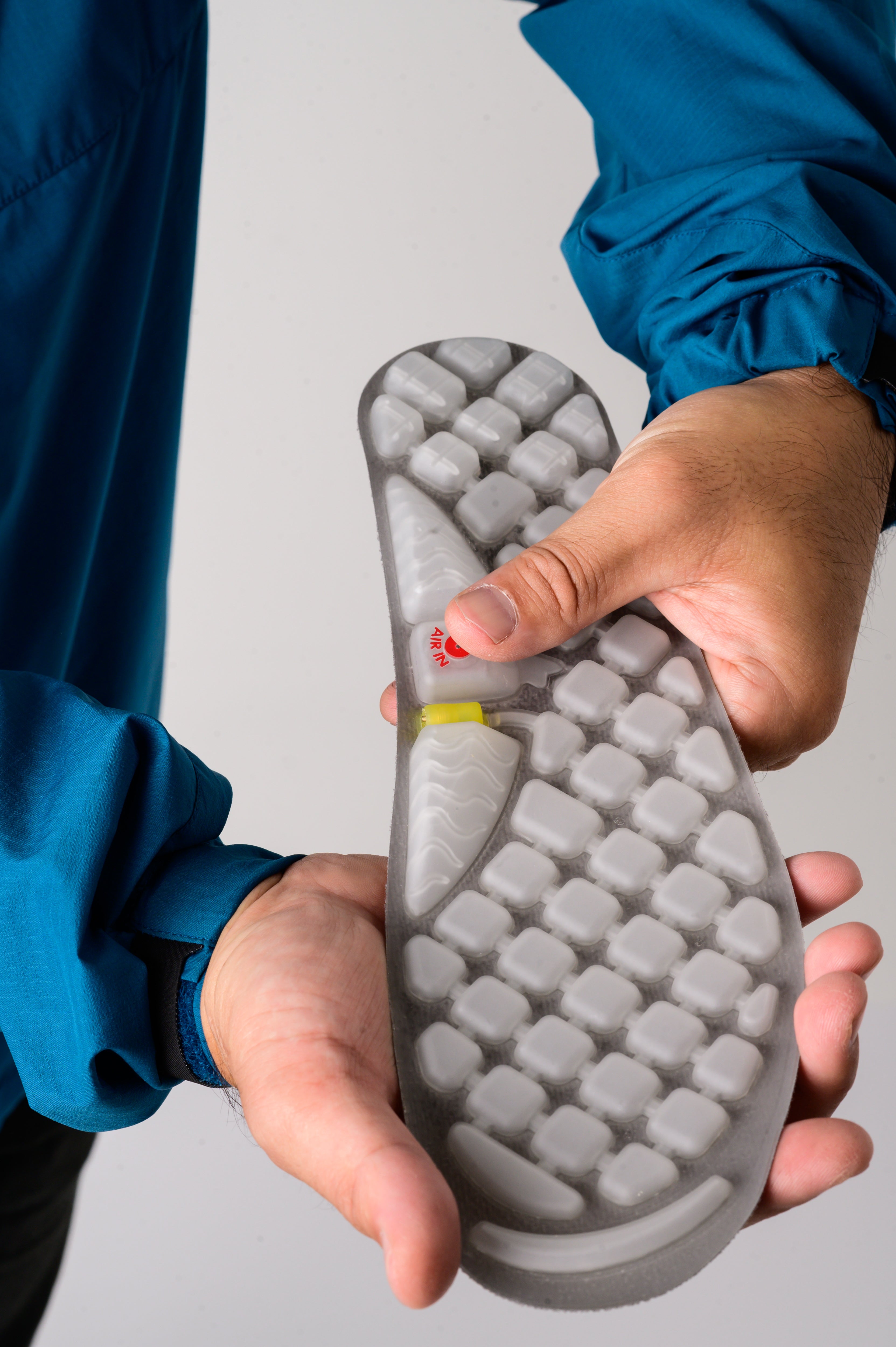 エアポンプで空気を入れる操作 赤いAIR INを押して調整する方法